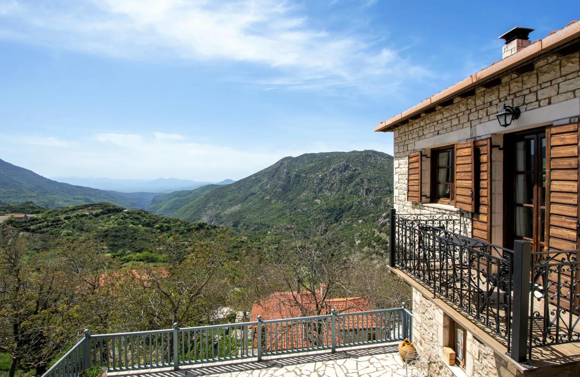 Ο ξενώνας και τα βουνά της Δημητσάνας