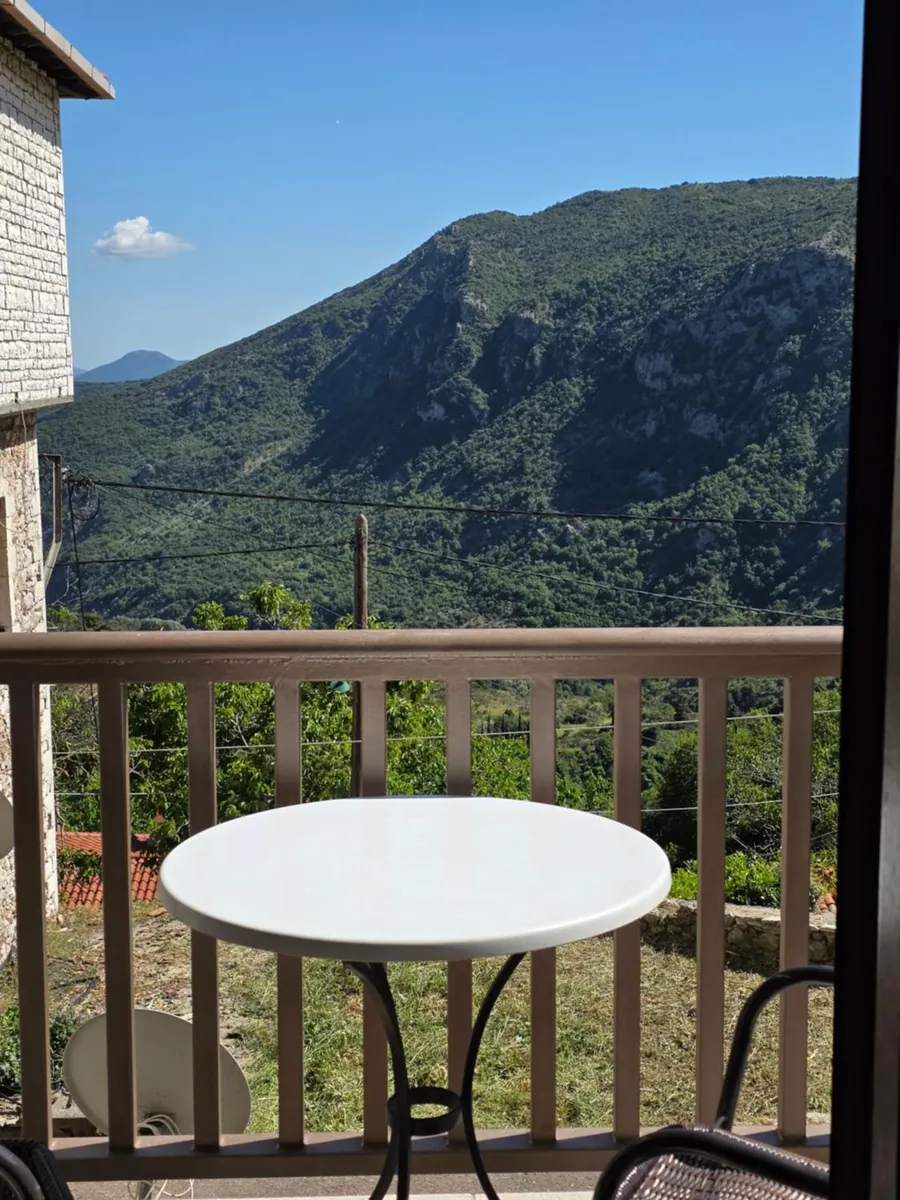 Μπαλκόνι με θέα στο βουνό